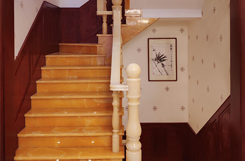 椒江中式别墅室内汉白玉石楼梯的定制安装装饰效果