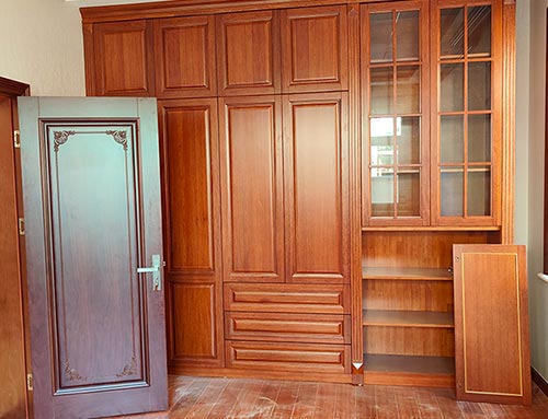 椒江中式家庭装修里定制的实木衣柜效果图